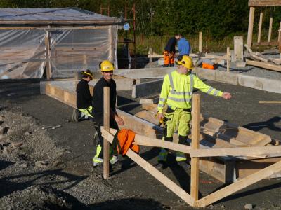 Bildet viser forskaling av fundament med egenproduserte kasetter