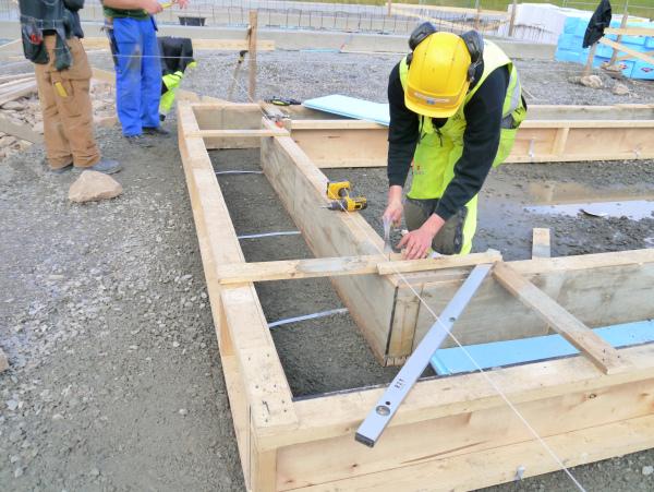 Forskaling av fundament med avstiving i botn og overkant. Foto.