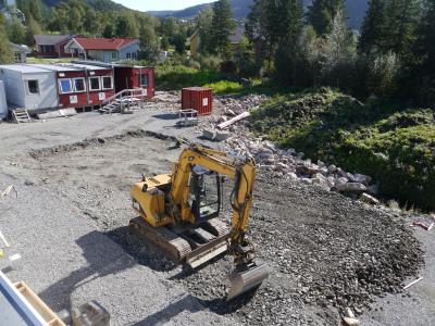 Gravemaskin klargjør byggegrunnen. foto.