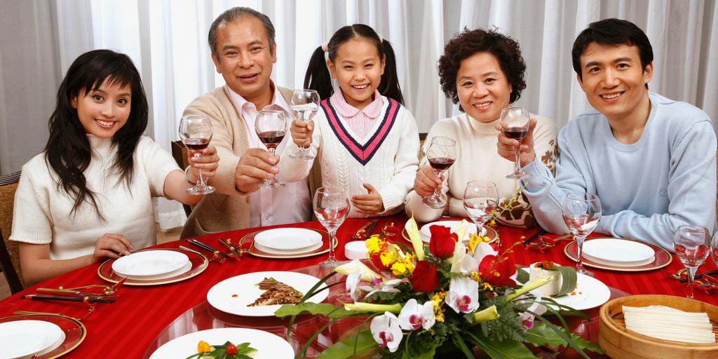 Kinesisk familie spiser middag på restaurant. Foto.