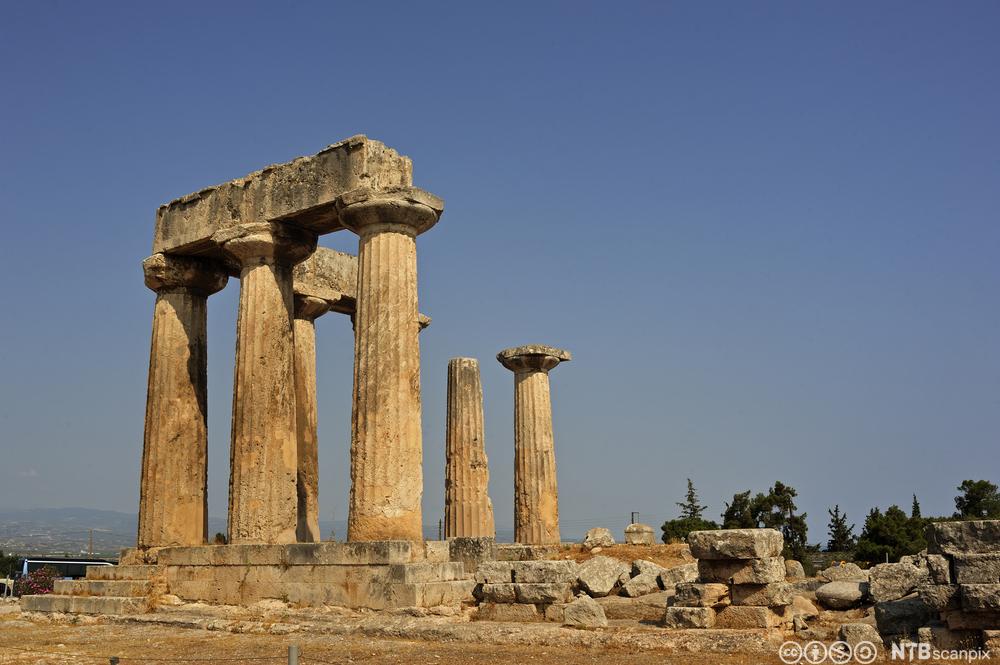 Ruiner etter Apollons tempel i gamle Korint i Hellas. Foto.