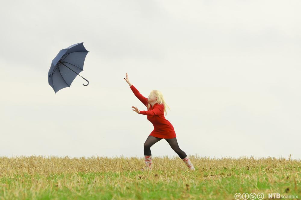 Kvinne med paraply. Foto.