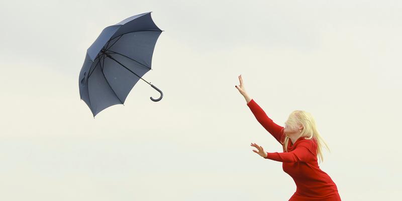 Kvinne med paraply. Foto.