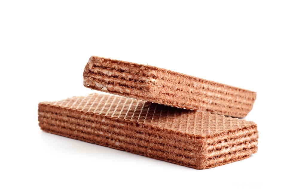 To vaffelkjeks med sjokolade. Den eine ligg på skrå oppå den andre. Foto.
