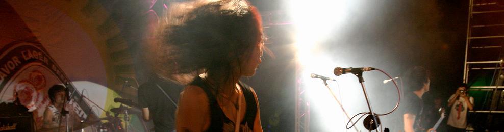 Rocker spiller gitar. Foto.