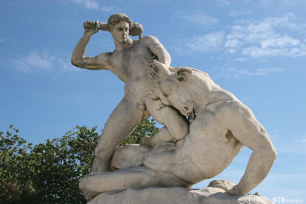 Statue av Theseus som avliver minotauren. Foto. 
