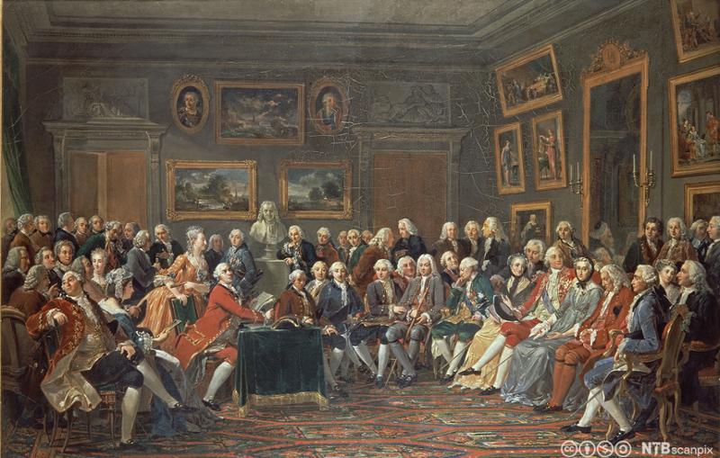 En samling av distingverte gjester i en salong hos Madame Geoffrin på 1700-tallet. Av gjestene er bl.a. Rousseau, Diderot og Montesquieu. Maleri.