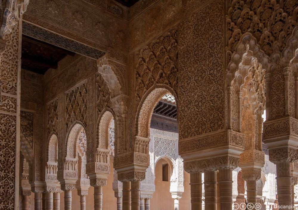 Detalj fra det palasset og festningskompleksetet Alhambra i Granada. Foto.