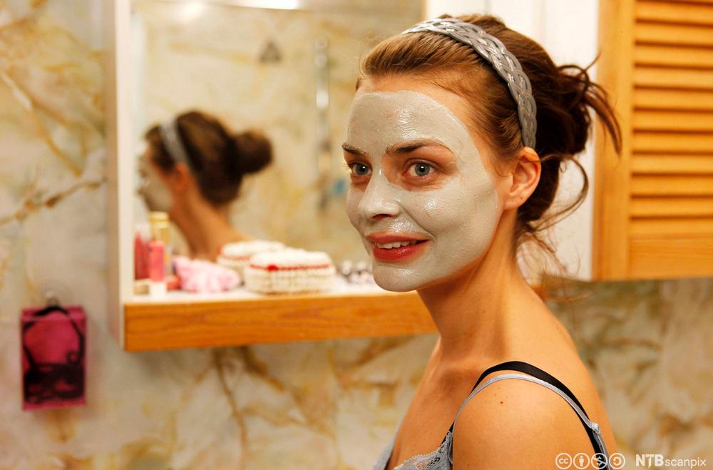 Skuespiller Agnes Kittelsen står på badet med ansiktsmaske i filmen Sykt lykkelig. Foto.