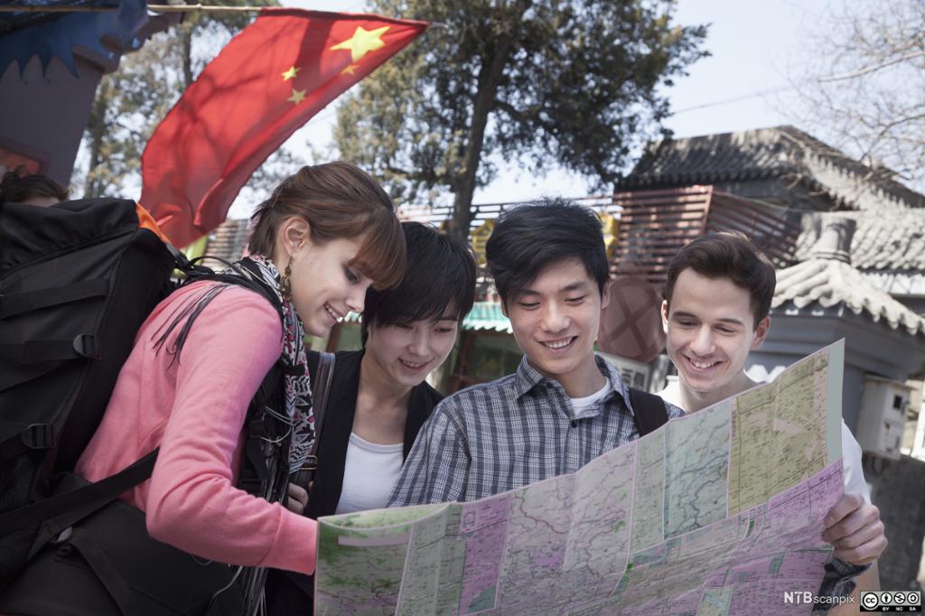 Backpackere i Kina studerer kart. Foto.