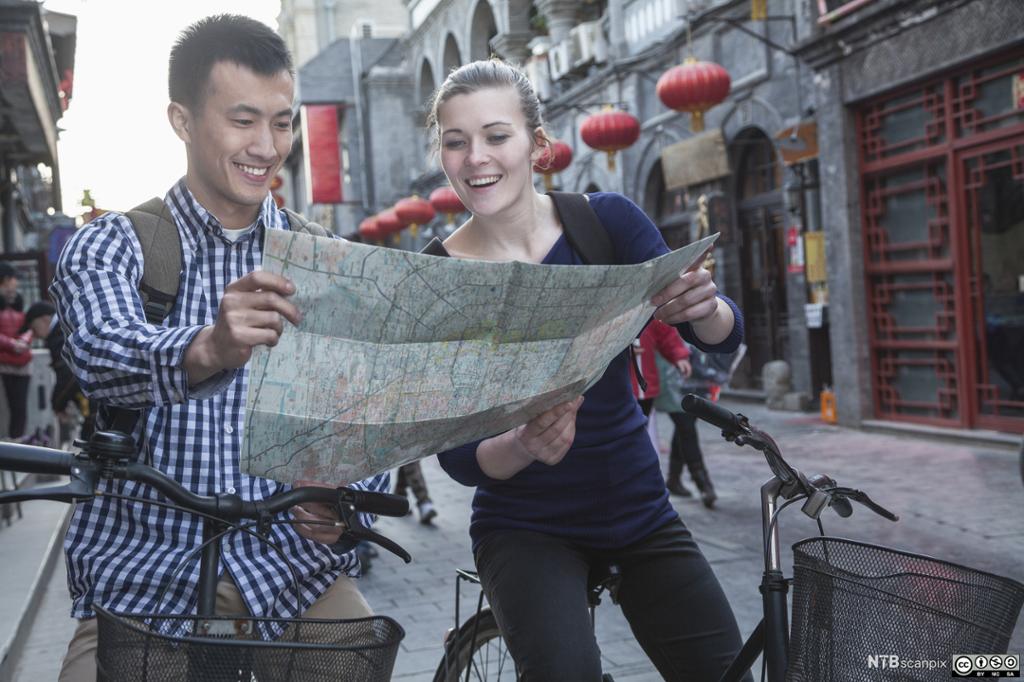Ungt par i Kina studerer kart. Foto.
