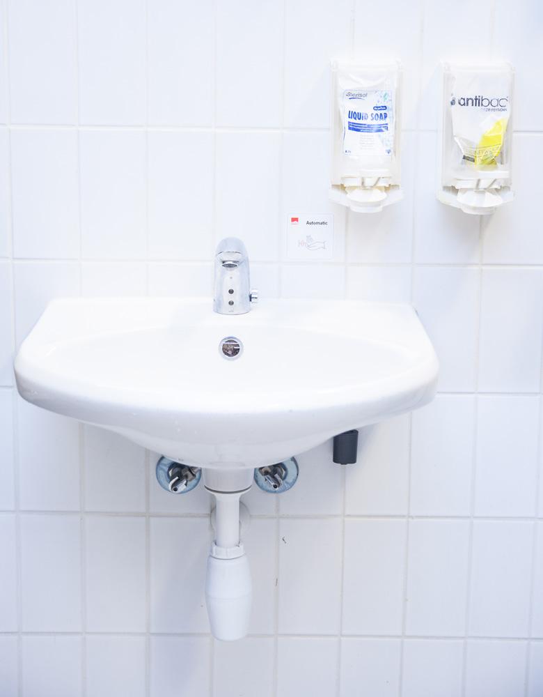 Vask med dispenser for såpe og Antibac. Foto.