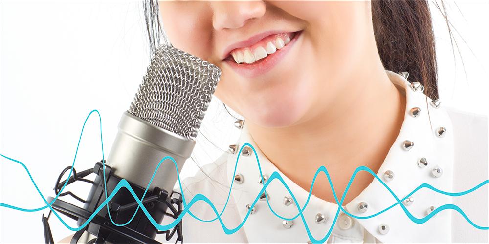 Kvinne som snakker inn i en studiomikrofon, med lydbølger tegnet inn. Manipulert foto.