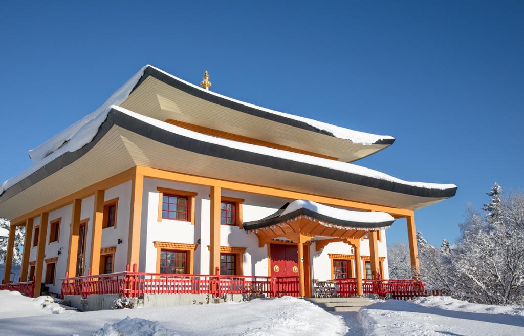Fasadebilete av eit buddhisttempel. Foto.