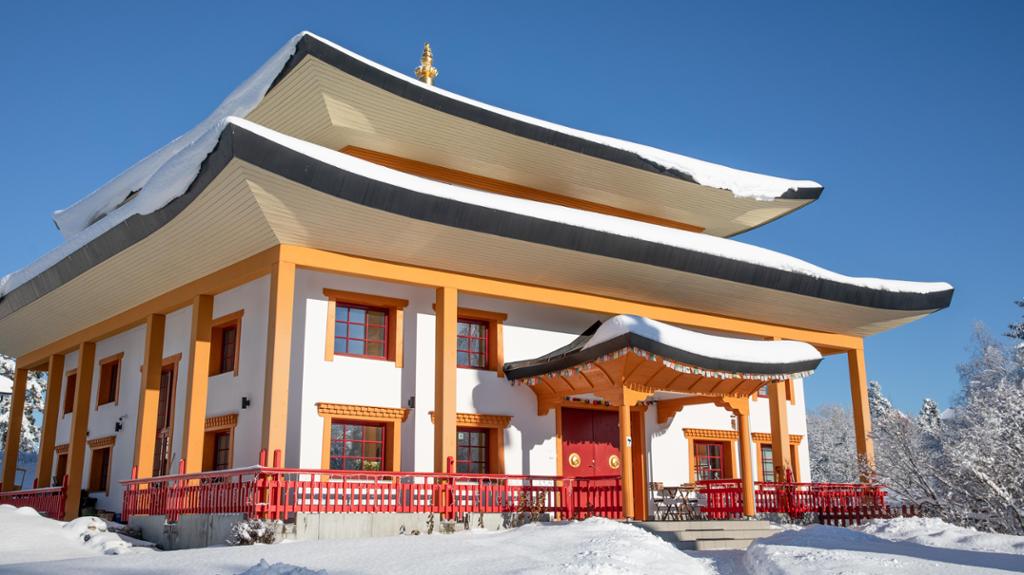 Fasadebilete av eit Buddhisttempel. Foto.