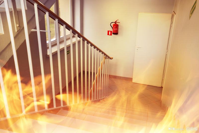 Brann i bygning. Flammer i trappeoppgangen. Foto.