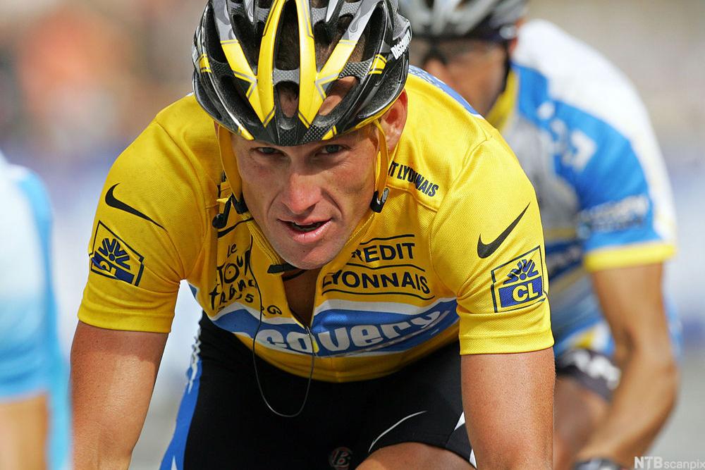 Lance Armstrong sykler. Foto.