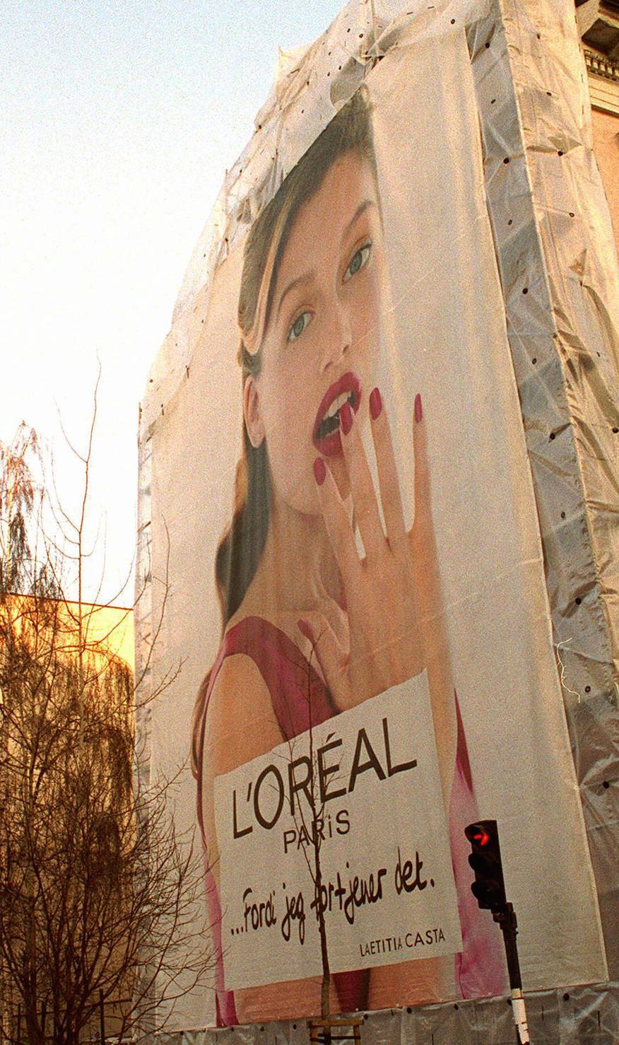 Reklameplakat frå L'Oreal på ein husvegg. Foto.