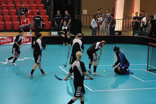 Jenter spiller innebandy. Foto.