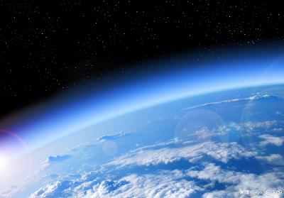 Utsnitt av jorda med atmosfære sett fra verdensrommet. Foto.