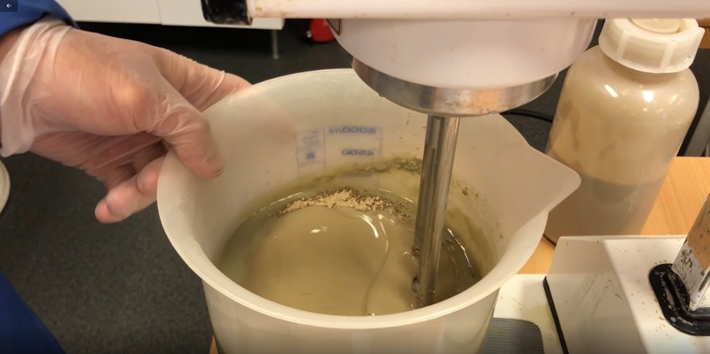 Bildet viser en mikser som rører sammen pulver og væske til boreslam i laboratoriet. Foto.