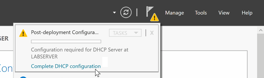 Utklipp frå Server Manager. I «Notifications»-menyen oppe på toppen er ei liste opne.  Øvst står det «Post-deployment configuration». Musepeikaren er over lenkja «Complete DHCP configuration» i dette feltet. Skjermbilete.