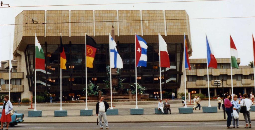 Bilde av Gewandhaus i Leipzig i 1988, med to tyske flagg foran.