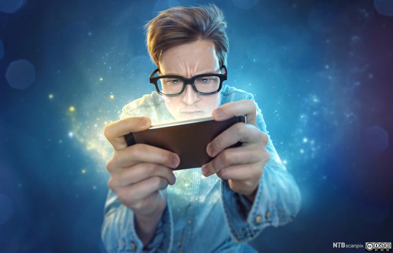 En ung mann med briller spiller på mobilen. Illustrasjon.