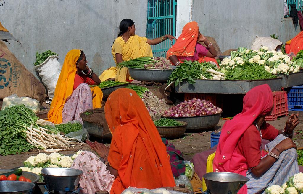 Kvinner selger grønnsaker på marked i Kuchaman, som ligger i Rajasthan i India. Foto.
