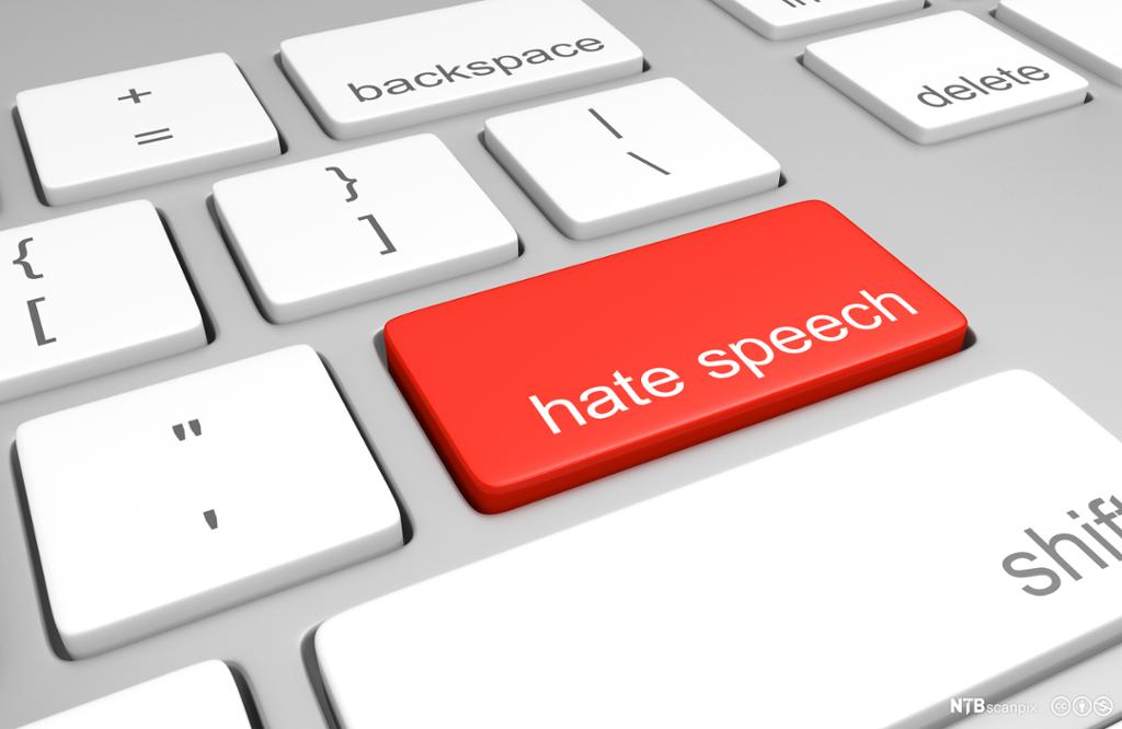 Tastatur med alternativ raud knapp der det står "hate speech". Foto. 