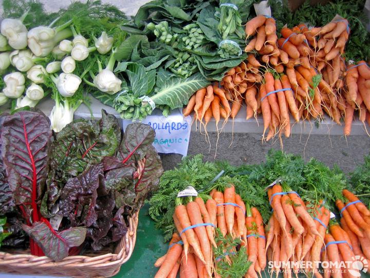 Forskjellige grønnsaker lagt buntvis for salg. Foto.