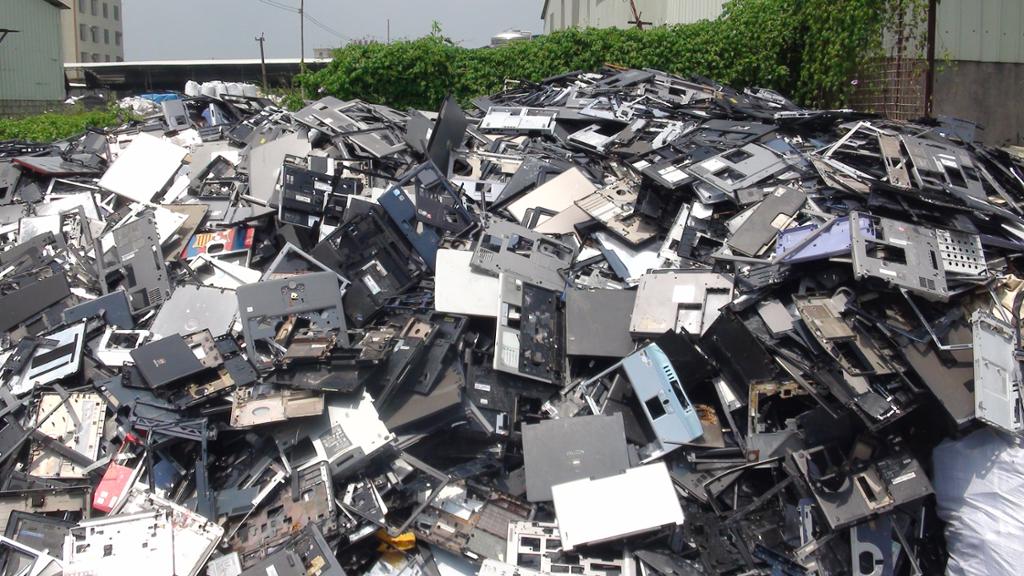 Mye avfall med ødelagte bærbare PC-er. Foto.