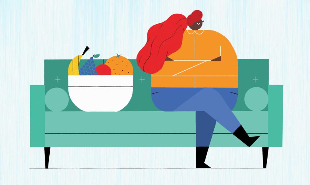 Misfornøyd kvinne sitter i en sofa med fruktfat ved siden av seg. Grafikk.
