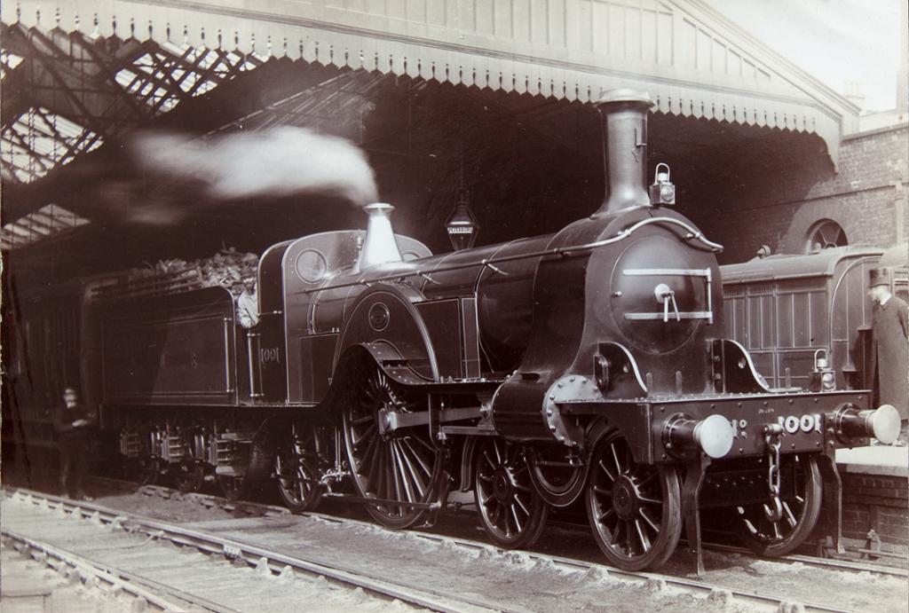 Et damplokomotiv av typen Stirling ved Peterborough jernbanestasjon på slutten av 1800-tallet. Foto.
