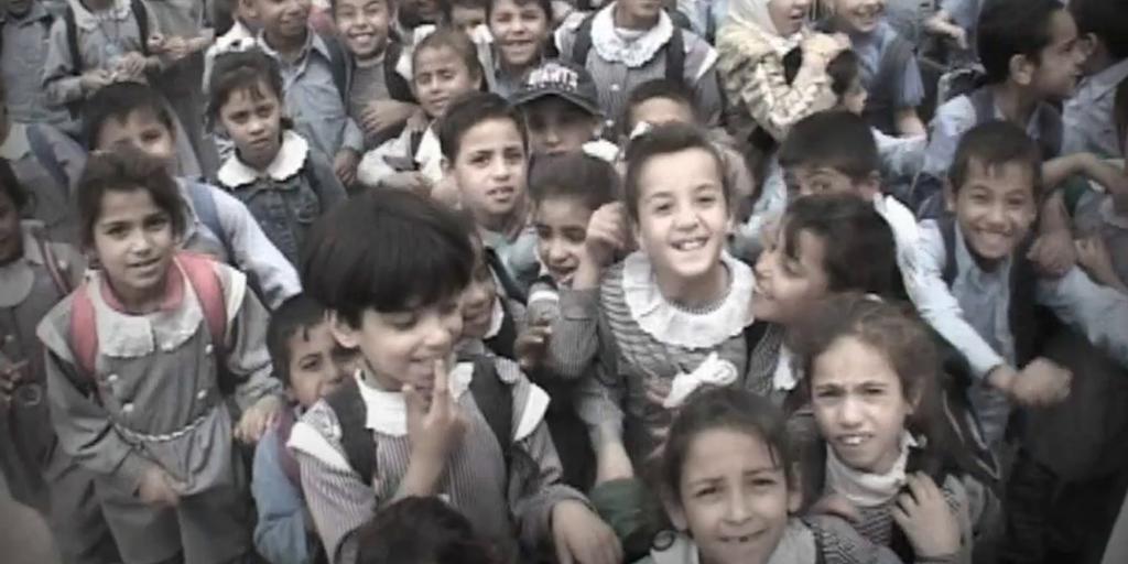 Samling med skolebarn. Utsnitt fra musikkvideoen Look for me - The children of Gaza.