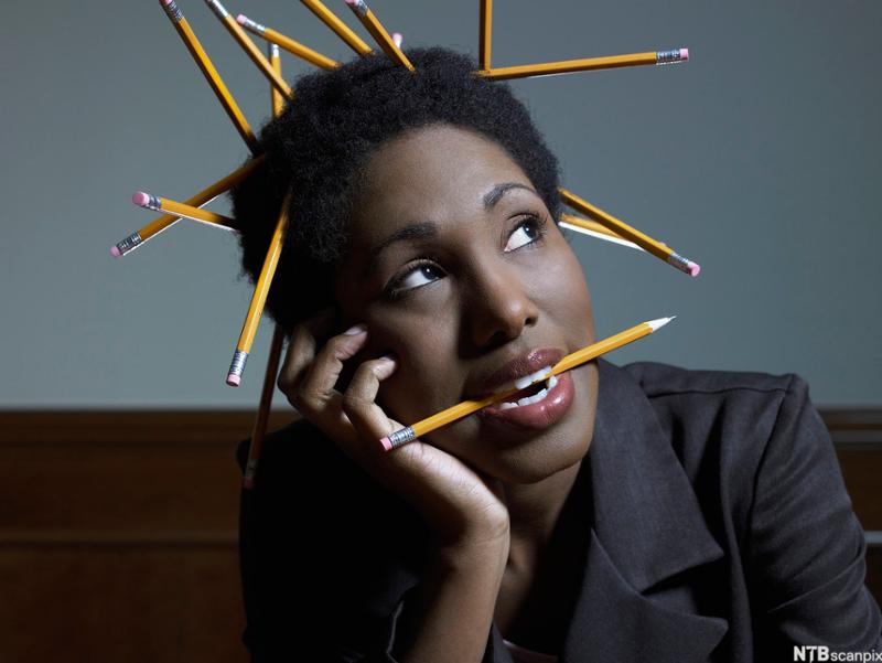 Kvinne med blyanter i håret. Foto.