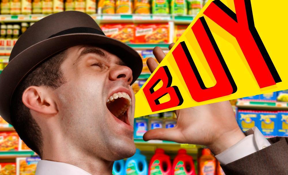 Montasje av foto og grafikk som viser en mann som står i en butikk og roper «Kjøp!». Foto.