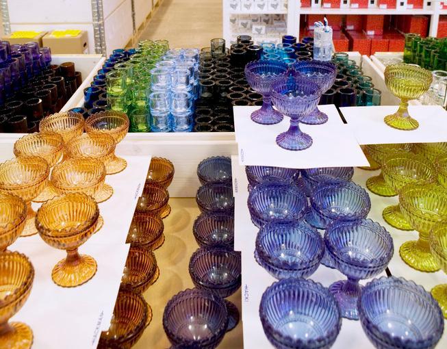 Utstilling av glassprodukter i iittalabutikk. Foto.