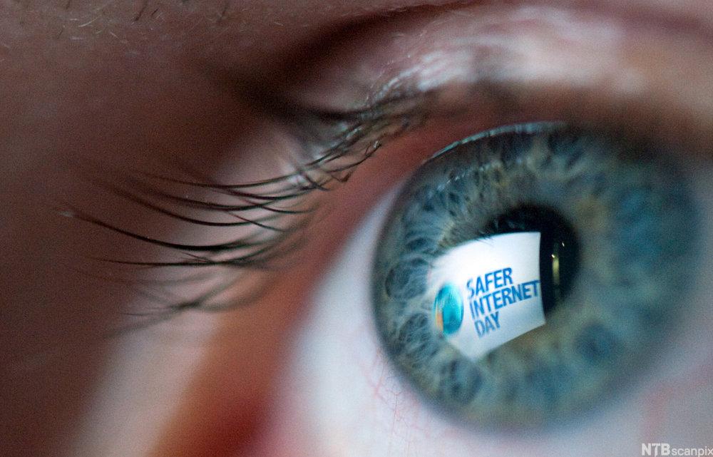 Øye med logoen til Safer Internet Day