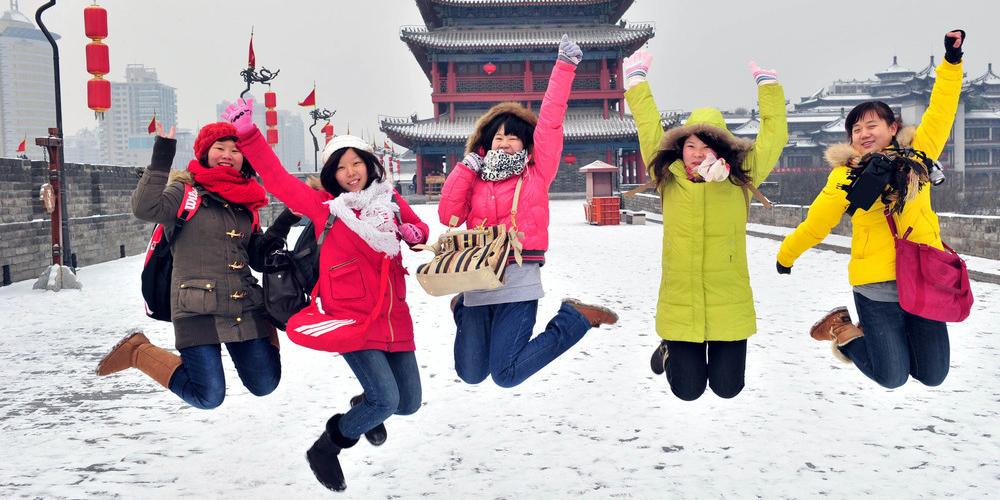 Unge turister i Xi'an en vinterdag. Foto.