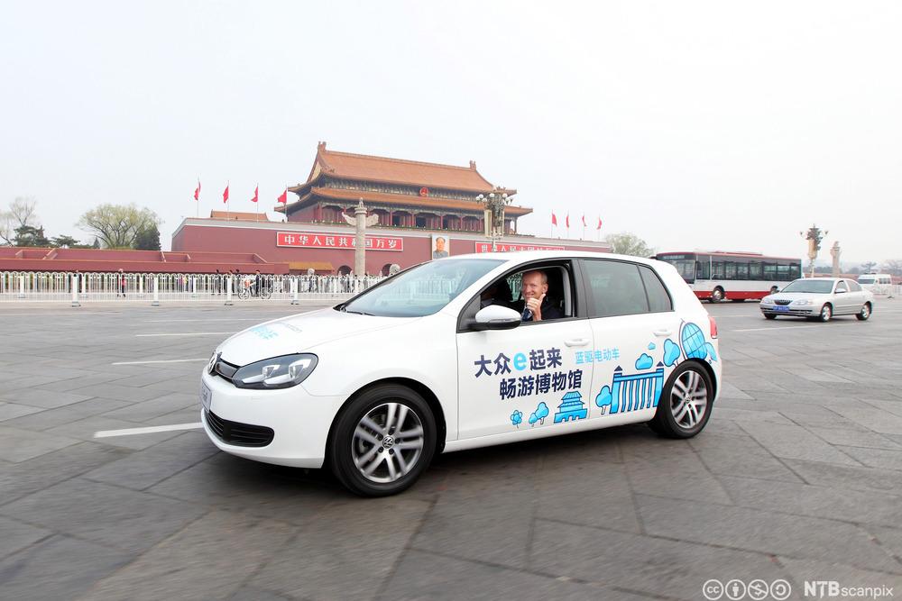 Elektrisk Volkswagen Golf på Tiananmenplassen i Kina. Foto.