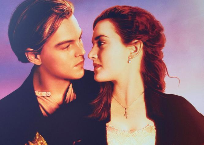 Filmplakat for filmen Titanic som viser skuespillerne Kate Winslet og Leonardo DiCaprio. Bilde.