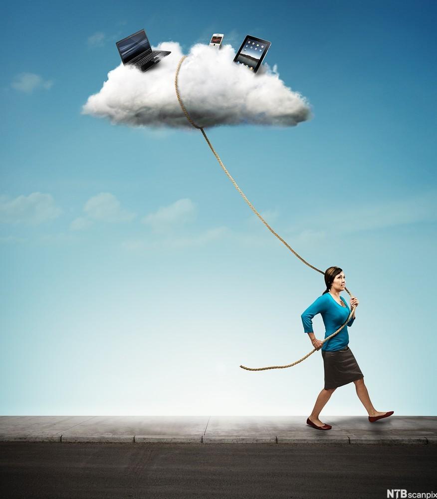 Kvinne går og leier på en sky med et tau, som om den var en ballong. Oppi skyen ligger det en bærbar datamaskin, en smarttelefon og et nettbrett. Illustrasjon.