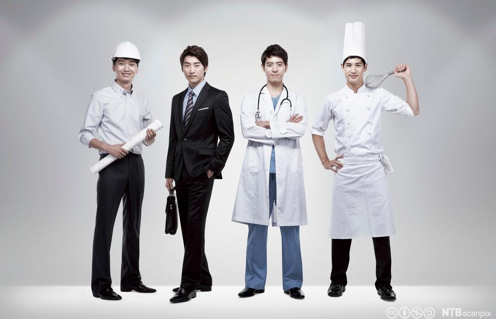 Fire kinesiske menn som portretterer forskjellige yrker som ingeniør, advokat, lege og kokk. Foto.