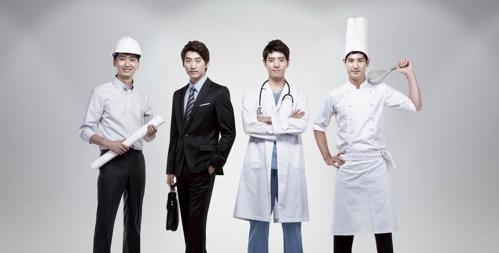 Fire menn som i antrekk representerer forskjellige yrker: ingeniør, advokat, lege og kokk. Foto.