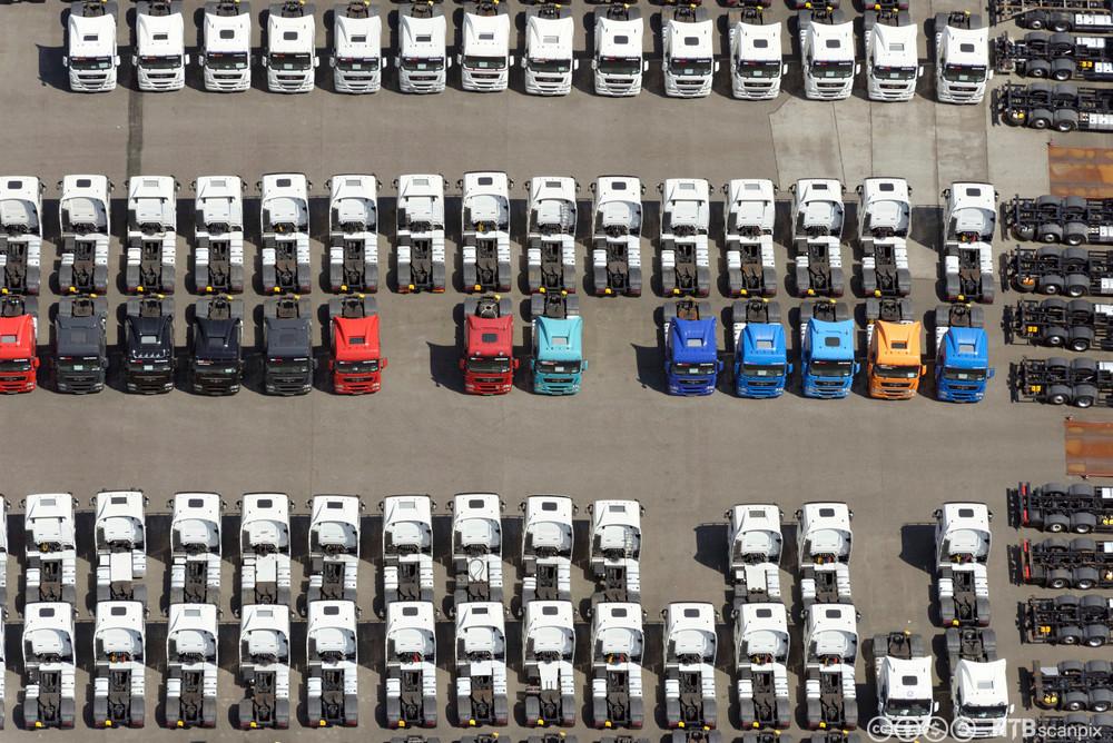 Lastebiler på parkeringsplass. Foto.