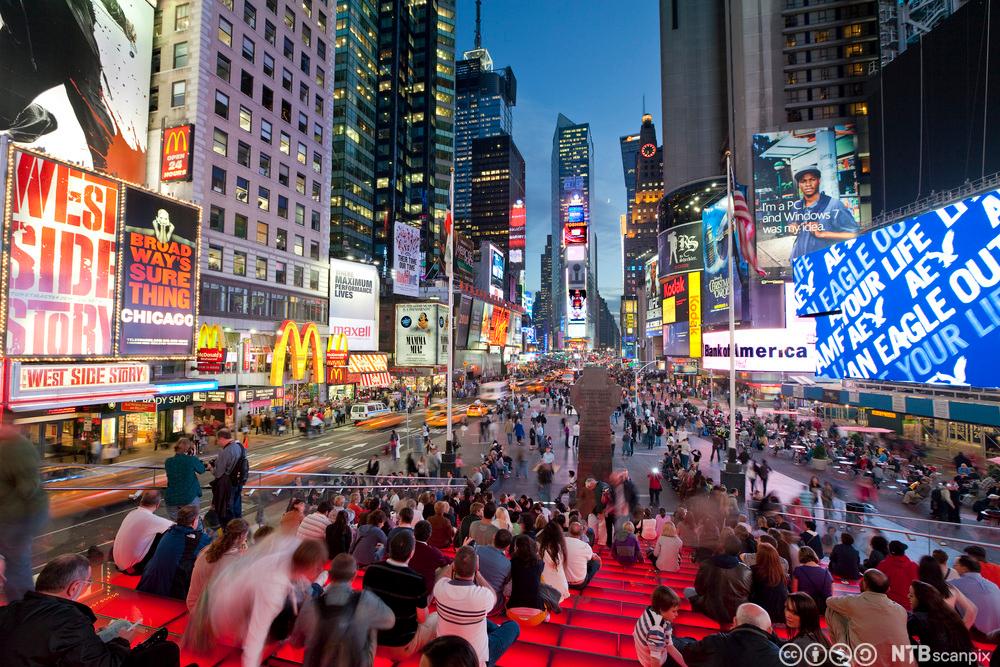 Times Square med mange mennesker og neonlys. Foto. 