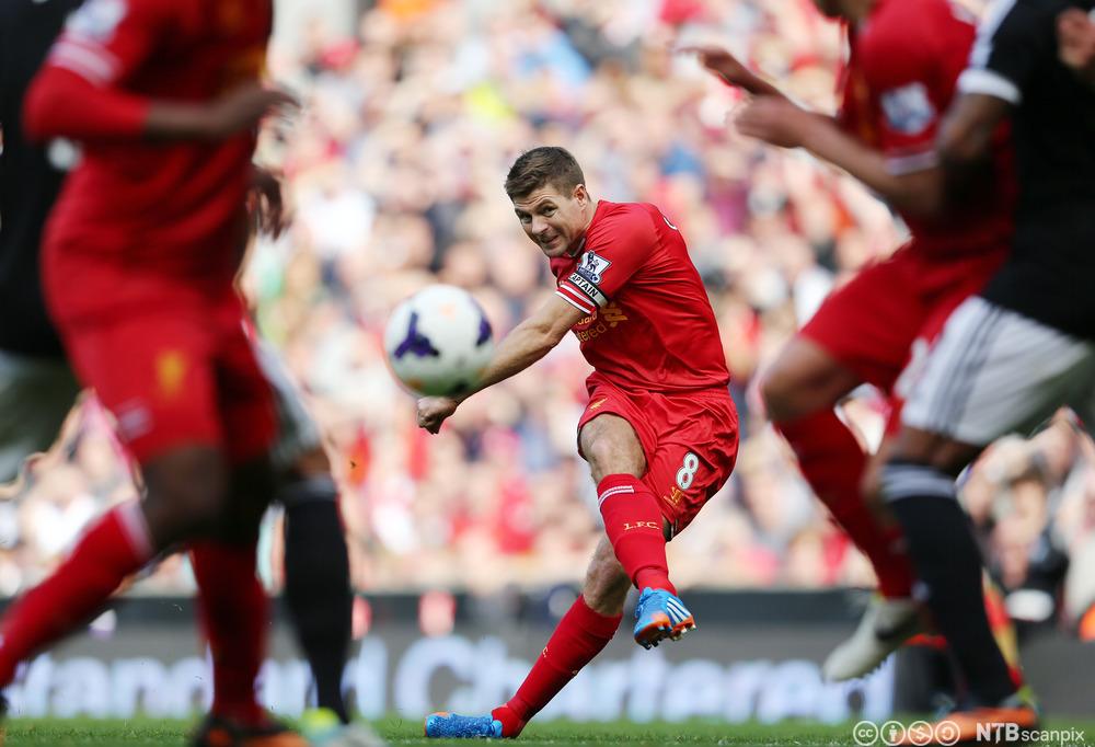 Liverpool-kaptein Steven Gerrard tar frispark mot Southampton. Foto.