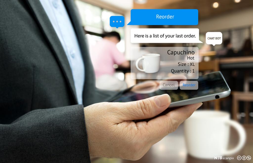 En hånd som holder en mobiltelefon, personen bestiller cappuccino via en chat-robot. Manipulert foto.