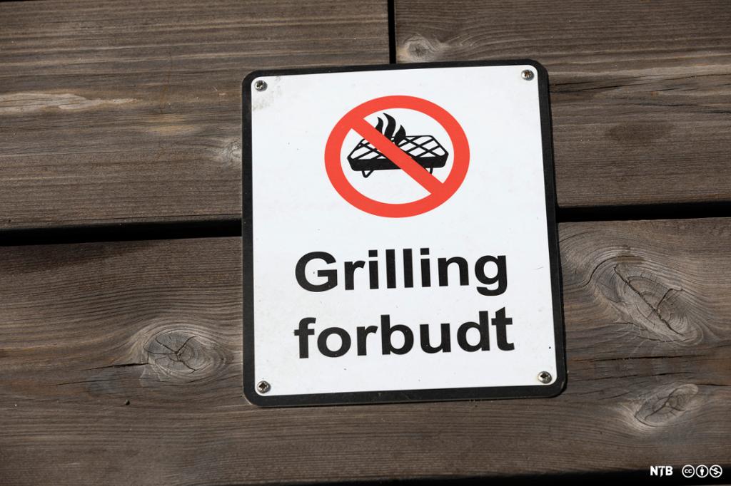 Skilt på en trevegg. På skiltet står det at grilling er forbudt. Foto. 